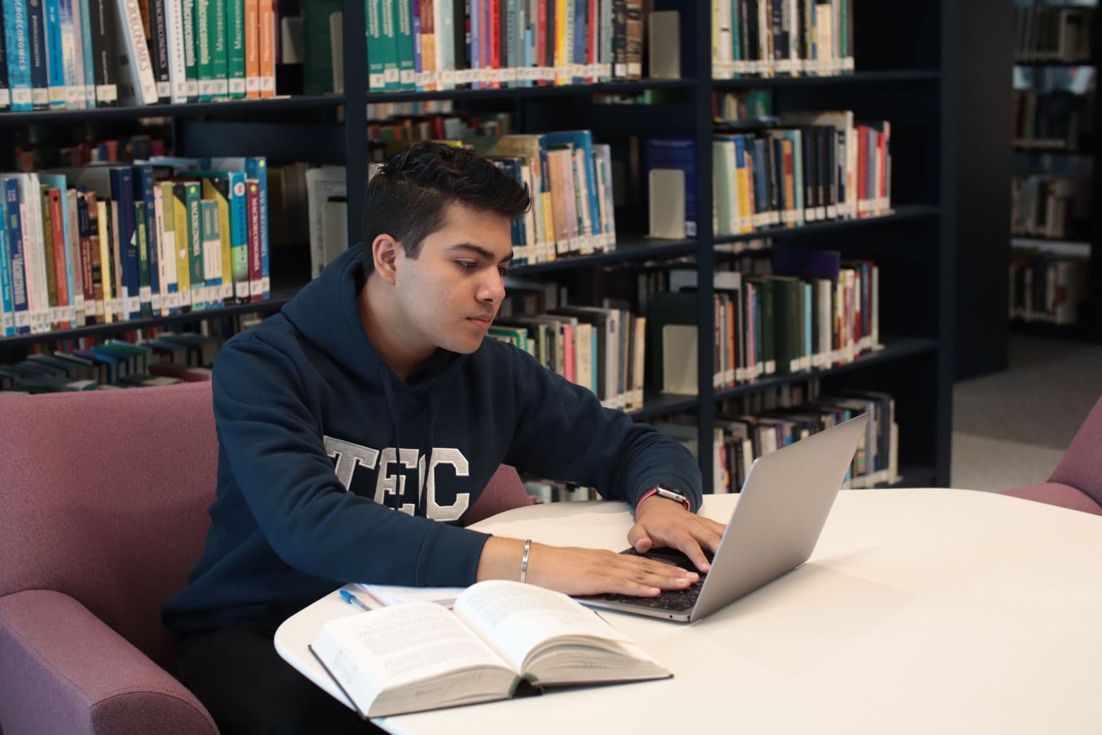 How Students Can Earn Money Online Without Losing Study Time